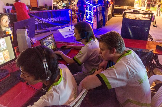 FoM 16.1: The SDG CS:GO team is praccing and discussing tactics